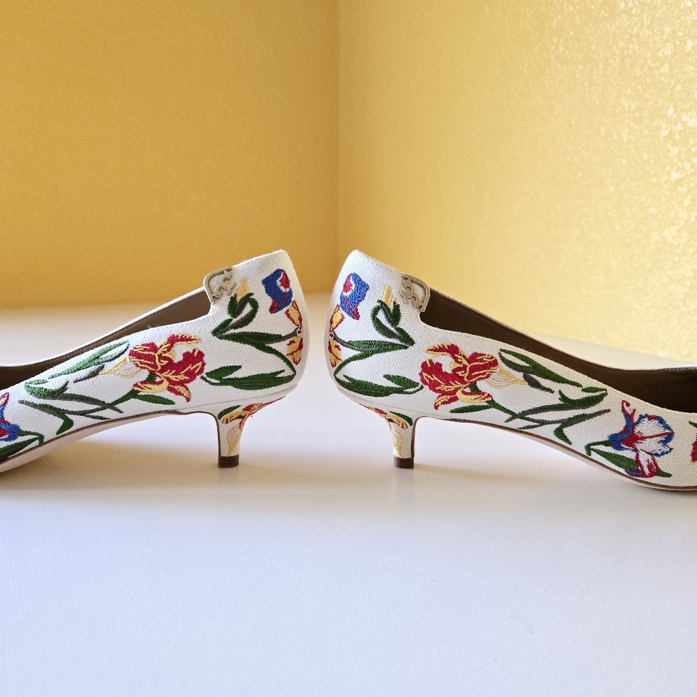 Tory Burch Elizabeth Painted Iris Embroidered Canvas Kitten Heel Pumps Size 8.5M - Picture 16 of 16